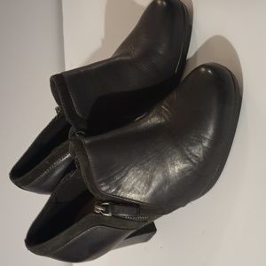 Women's black leather Clarks cushioned shoes /ankle boots sz 9.5M